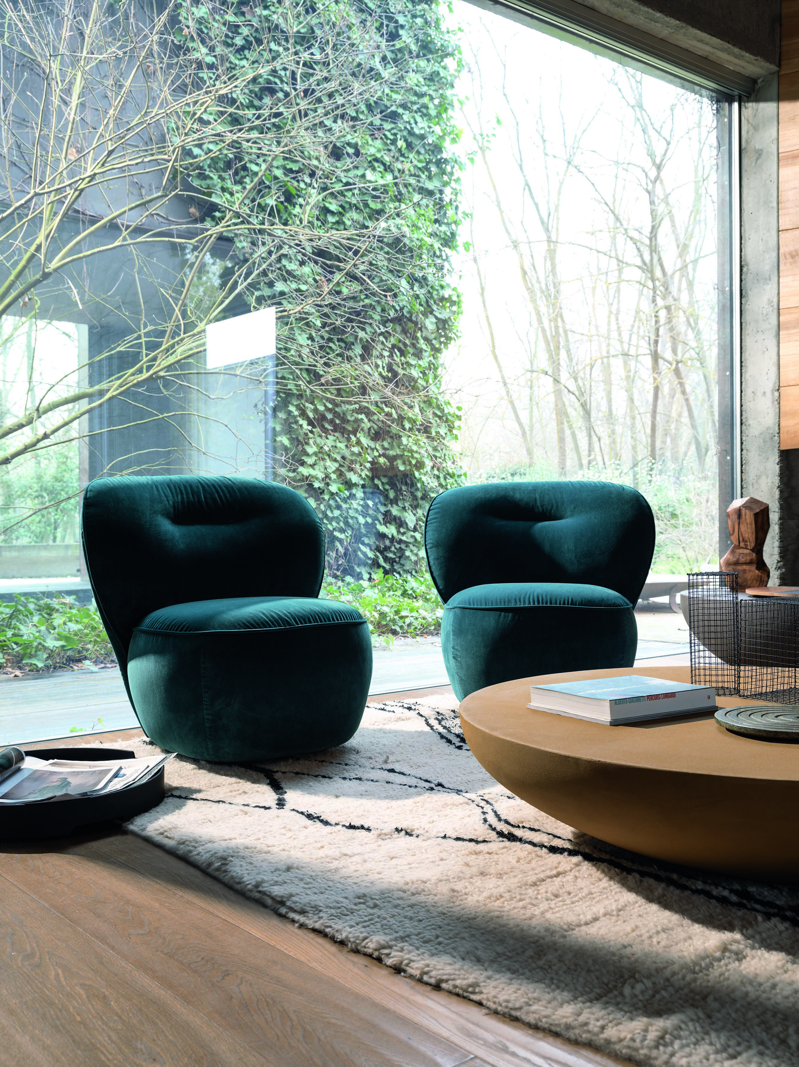 요즘 핫한 서순라길 비오는 날 처음 가봤던 날이에요 어제두 갔는데, 확실히 비올때랑 느낌이 다르더라구요 사람도 훠얼씬 많구! 야장하는거  좋아하시면 더 더워지기 전에 다녀오세요🌿 🏷️ @hi.heilily 출근룩이나 나들이에도 딱 맞는 편안한 데일리룩을 찾으신다면 #, image size:2654x3543