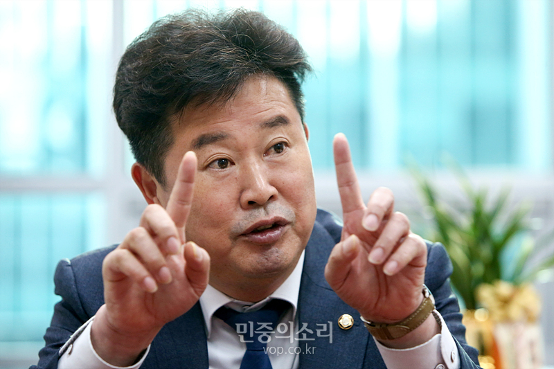 이규민 더불어민주당 의원이 25일 국회 의원회관 집무실에서 민중의소리와 인터뷰하고 있다. 2020.11.25