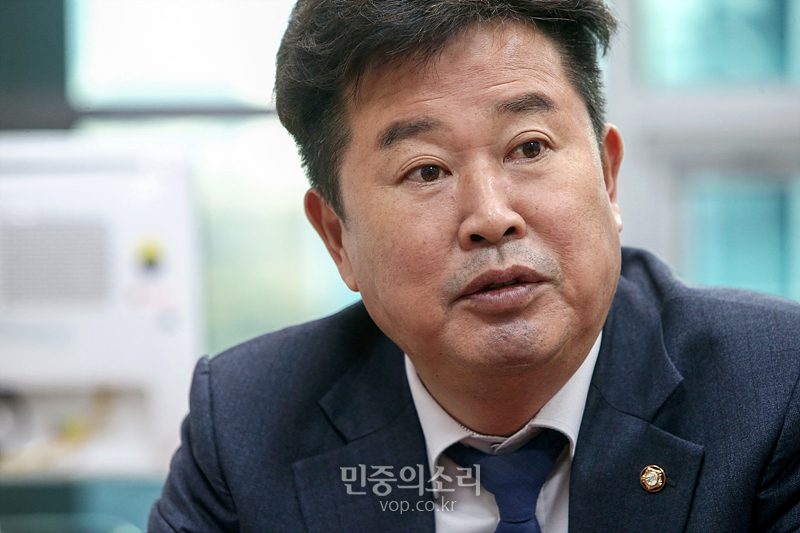 이규민 더불어민주당 의원이 25일 국회 의원회관 집무실에서 민중의소리와 인터뷰하고 있다. 2020.11.25