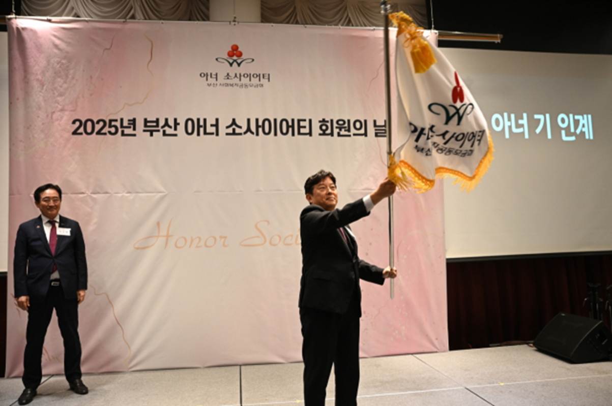 슈트, 의류, 사람, 텍스트이(가) 표시된 사진  AI 생성 콘텐츠는 정확하지 않을 수 있습니다.