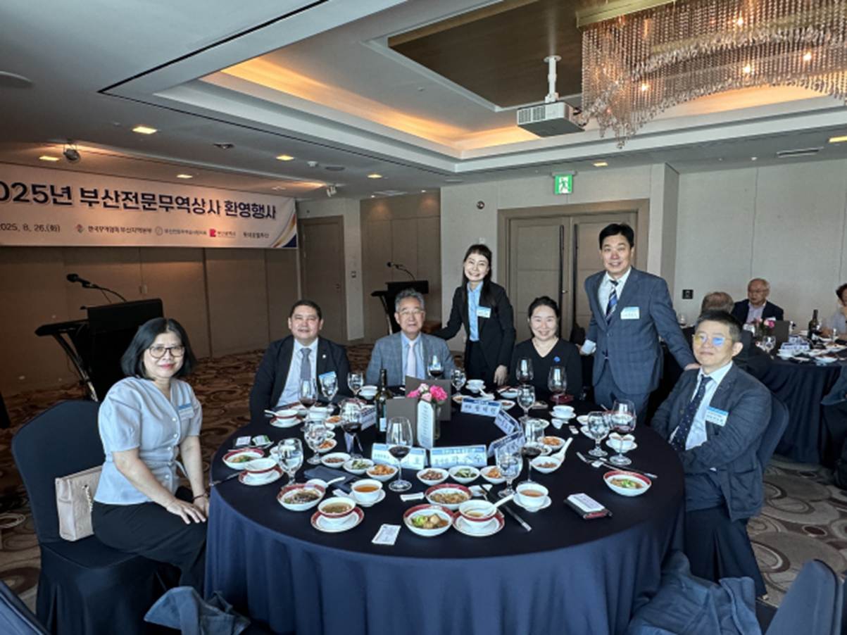 의류, 실내, 사람, 벽이(가) 표시된 사진  AI 생성 콘텐츠는 정확하지 않을 수 있습니다.