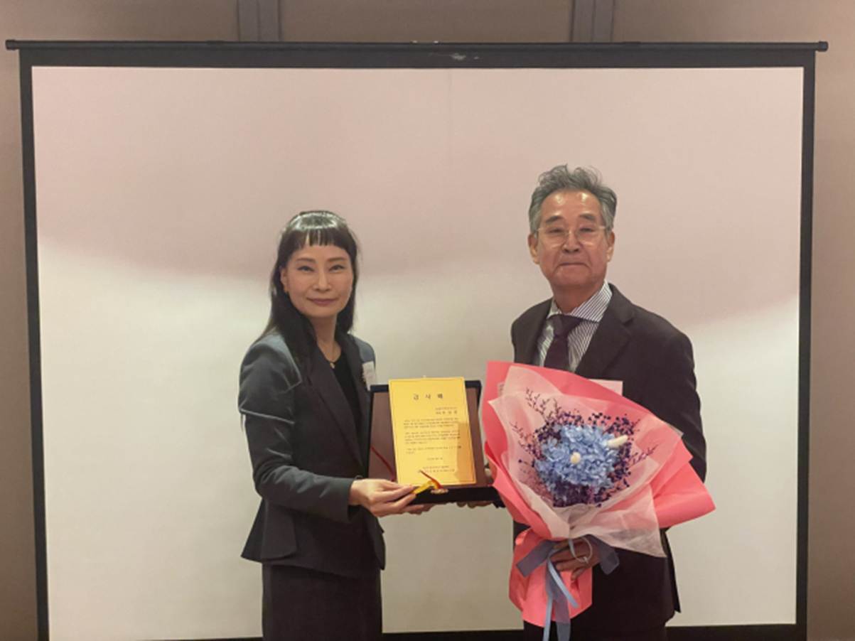 의류, 사람, 벽, 인간의 얼굴이(가) 표시된 사진  AI 생성 콘텐츠는 정확하지 않을 수 있습니다.