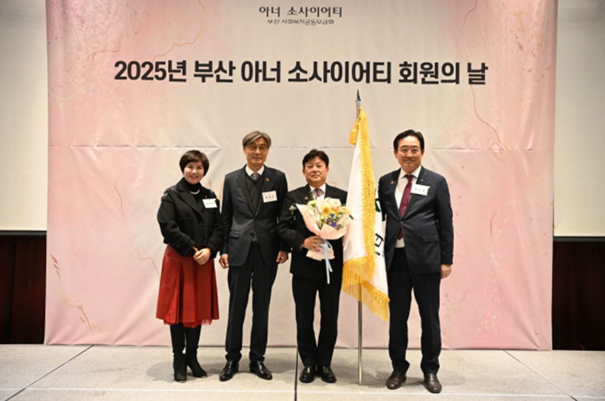 의류, 사람, 슈트, 신발류이(가) 표시된 사진  AI 생성 콘텐츠는 정확하지 않을 수 있습니다.