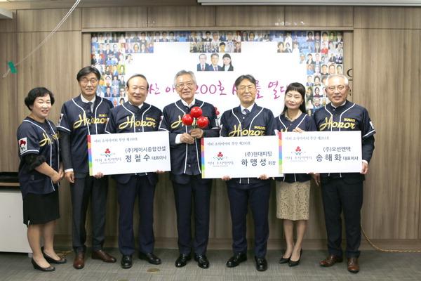 의류, 사람, 미소, 신발류이(가) 표시된 사진  AI 생성 콘텐츠는 정확하지 않을 수 있습니다.
