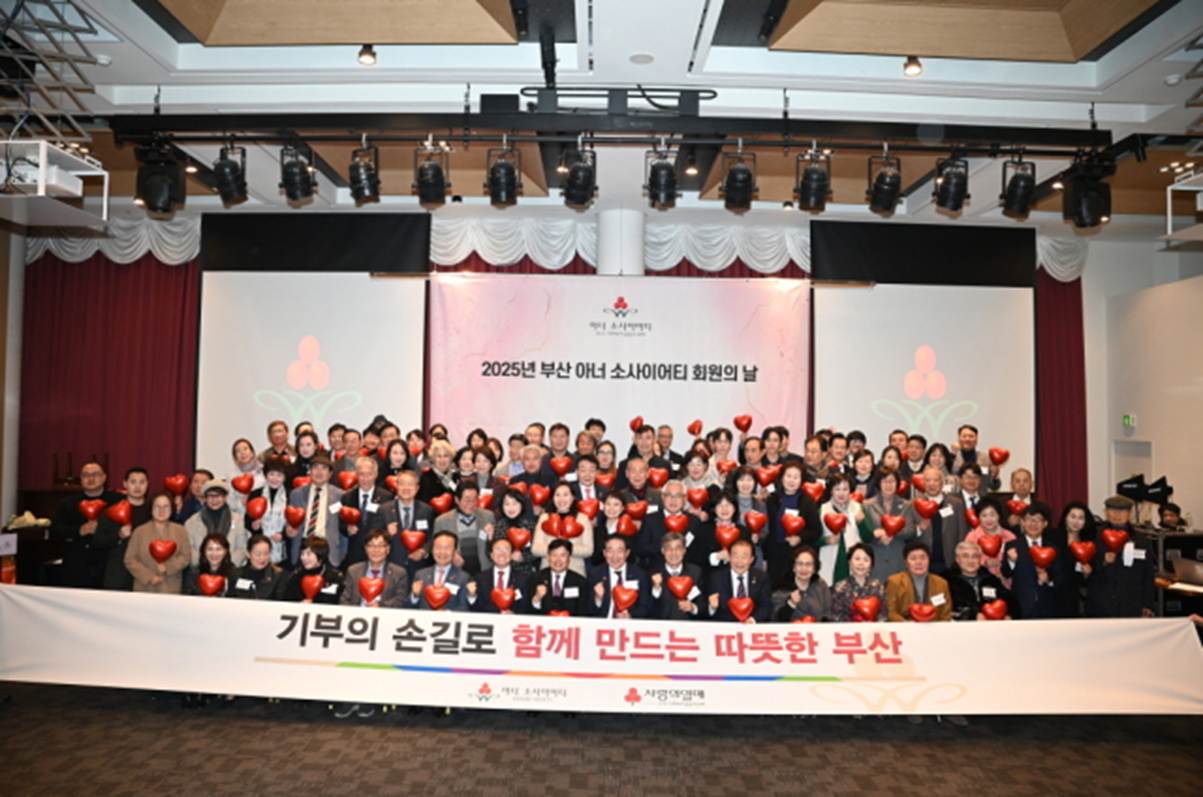 실내, 사람, 컨벤션, 의류이(가) 표시된 사진  AI 생성 콘텐츠는 정확하지 않을 수 있습니다.