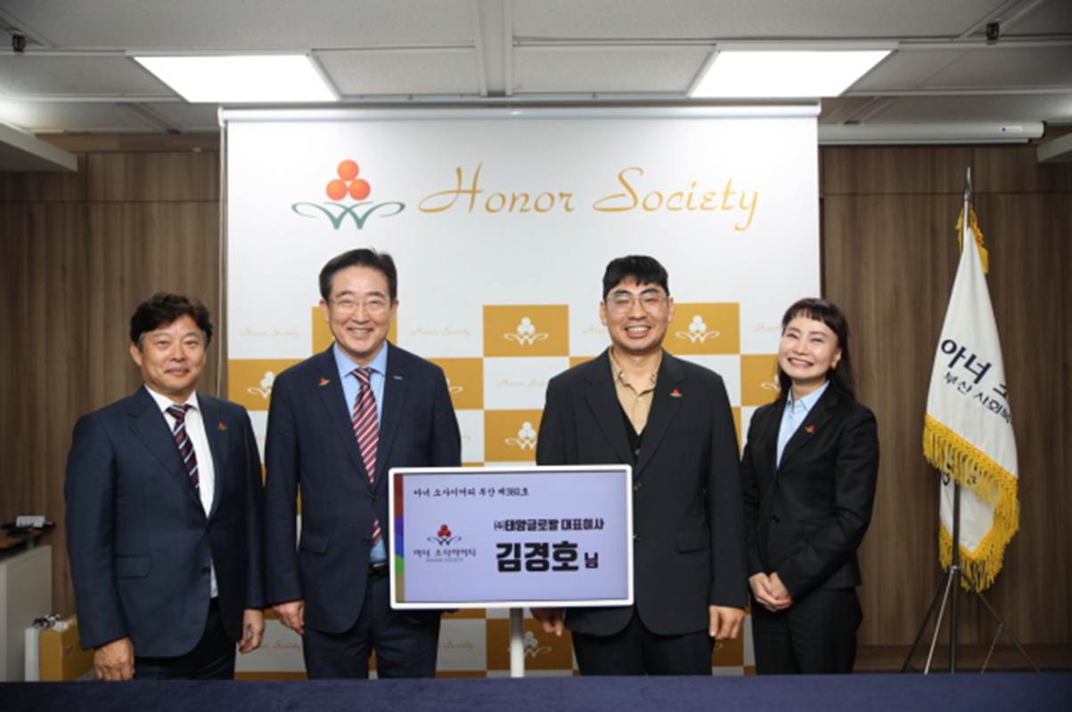 슈트, 의류, 사람, 인간의 얼굴이(가) 표시된 사진  AI 생성 콘텐츠는 정확하지 않을 수 있습니다.