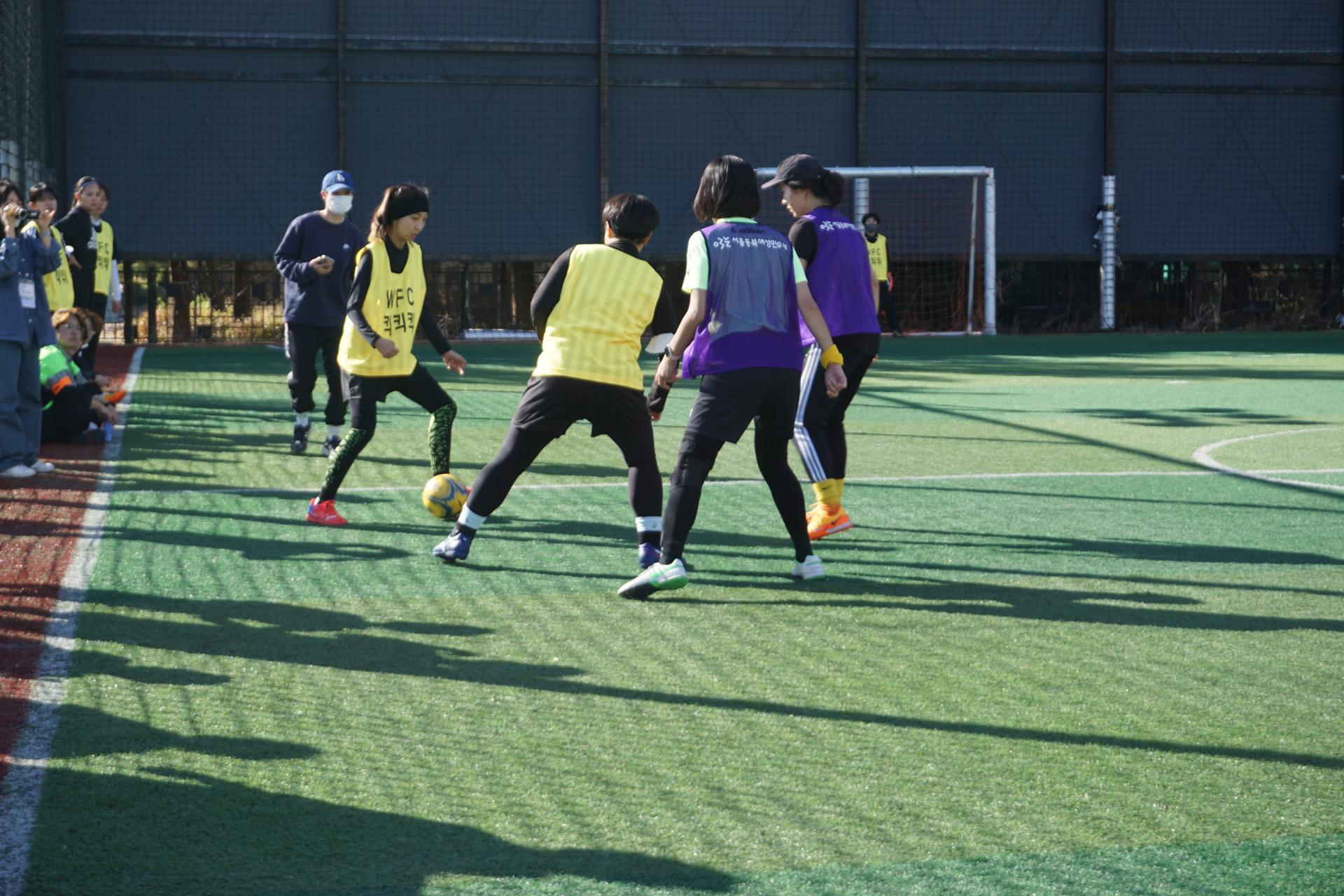공을 두고 치열하게 발을 움직이는 fc킥킥킥과 fc해방
