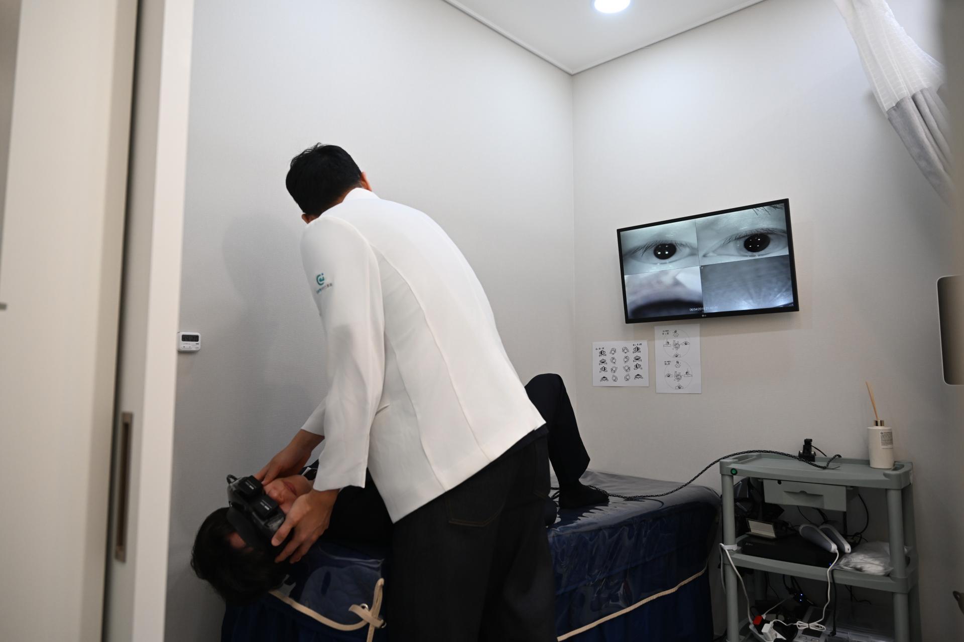 이석증 진단을 위한 비디오안진검사와 이석치환술 - 원센트럴이비인후과