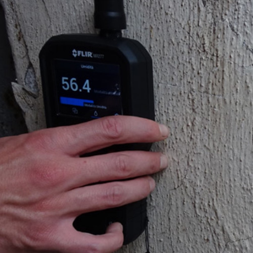 FLIR MR277 습도계 및 MSX® 적외선 카메라를 탑재한 건물 검사 시스템