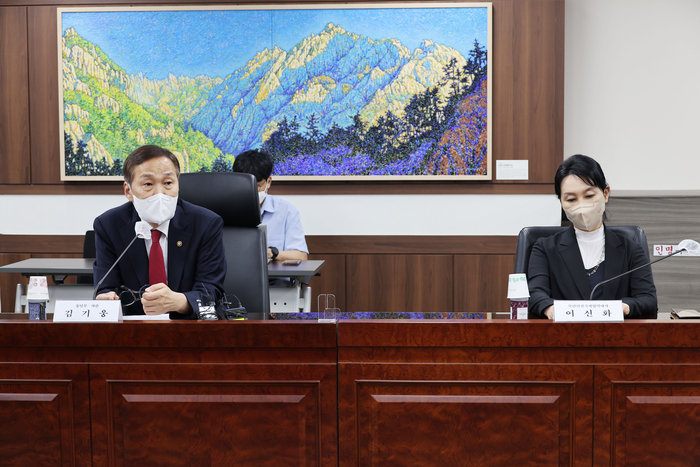 김기웅 통일부 차관(왼쪽)이 25일 정부서울청사에서 올해 첫 북한인권정책협의회 회의를 주재하며 발언하고 있다. 오른쪽은 이신화 북한인권국제협력대사. 연합뉴스