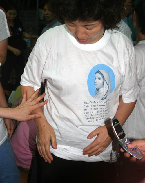 2005년 8월 15일 성모승천대축일 기념 철야 기도회 때 티셔츠와 바지에 성혈을 내려주심