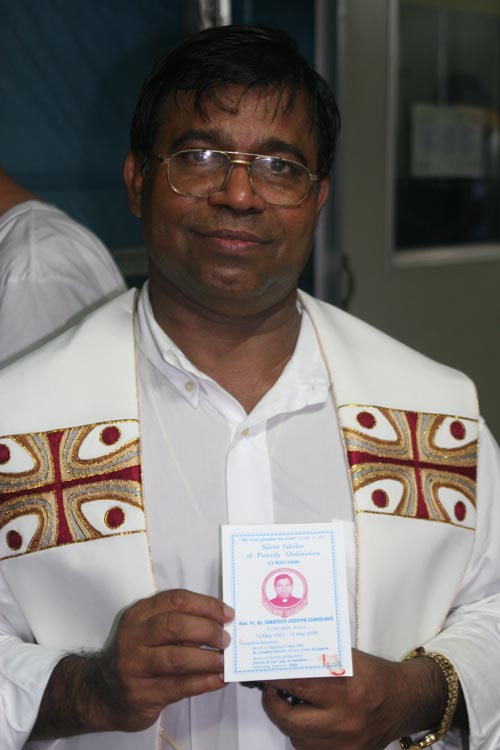 2006년 8월 15일 인도에서 오신 요셉신부님의 사제 증명서위에 내려주신 성혈