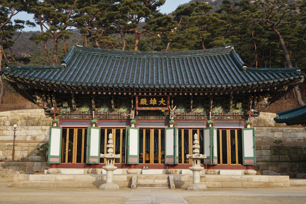 진관사 내 대웅전 모습