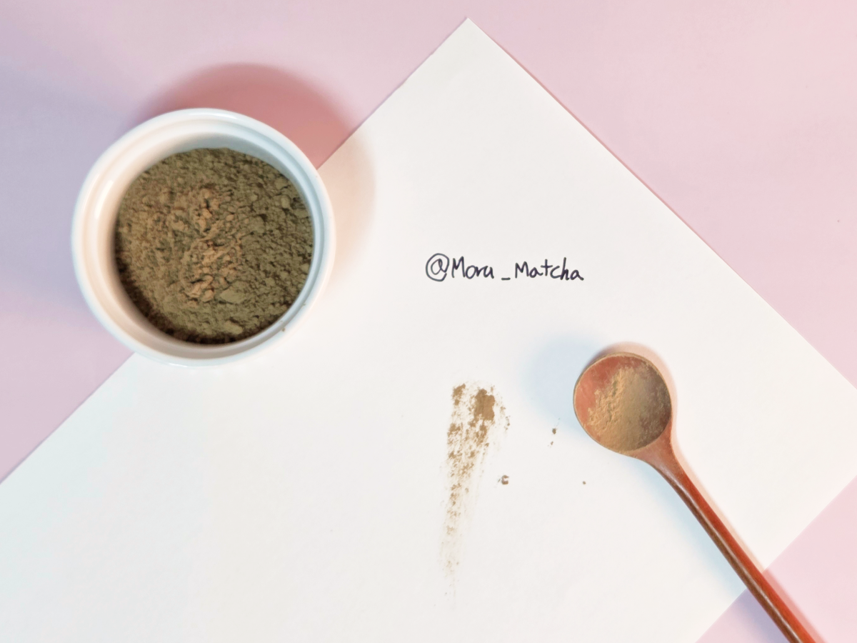 Fine hojicha powder dissolving smoothly in water
