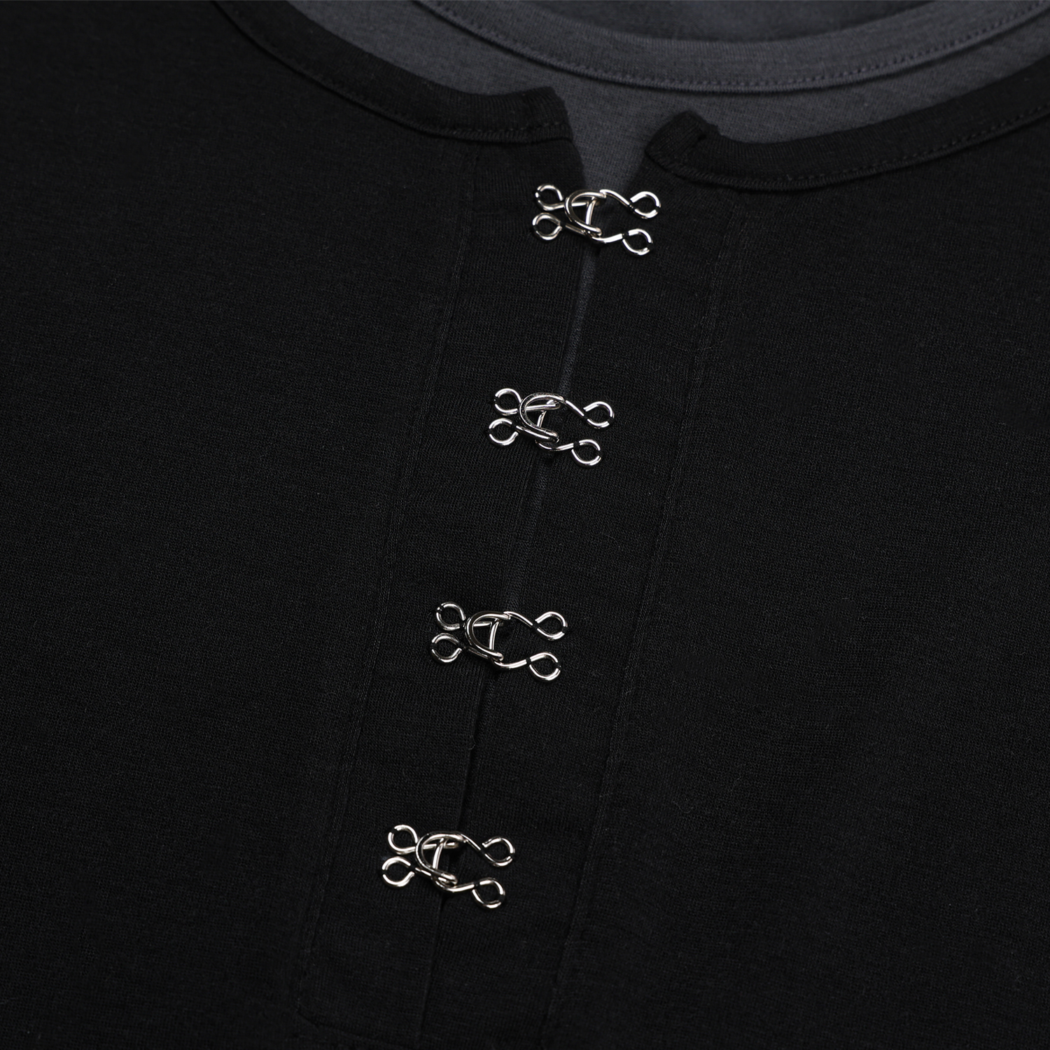 Buckle henley neck layered crop t