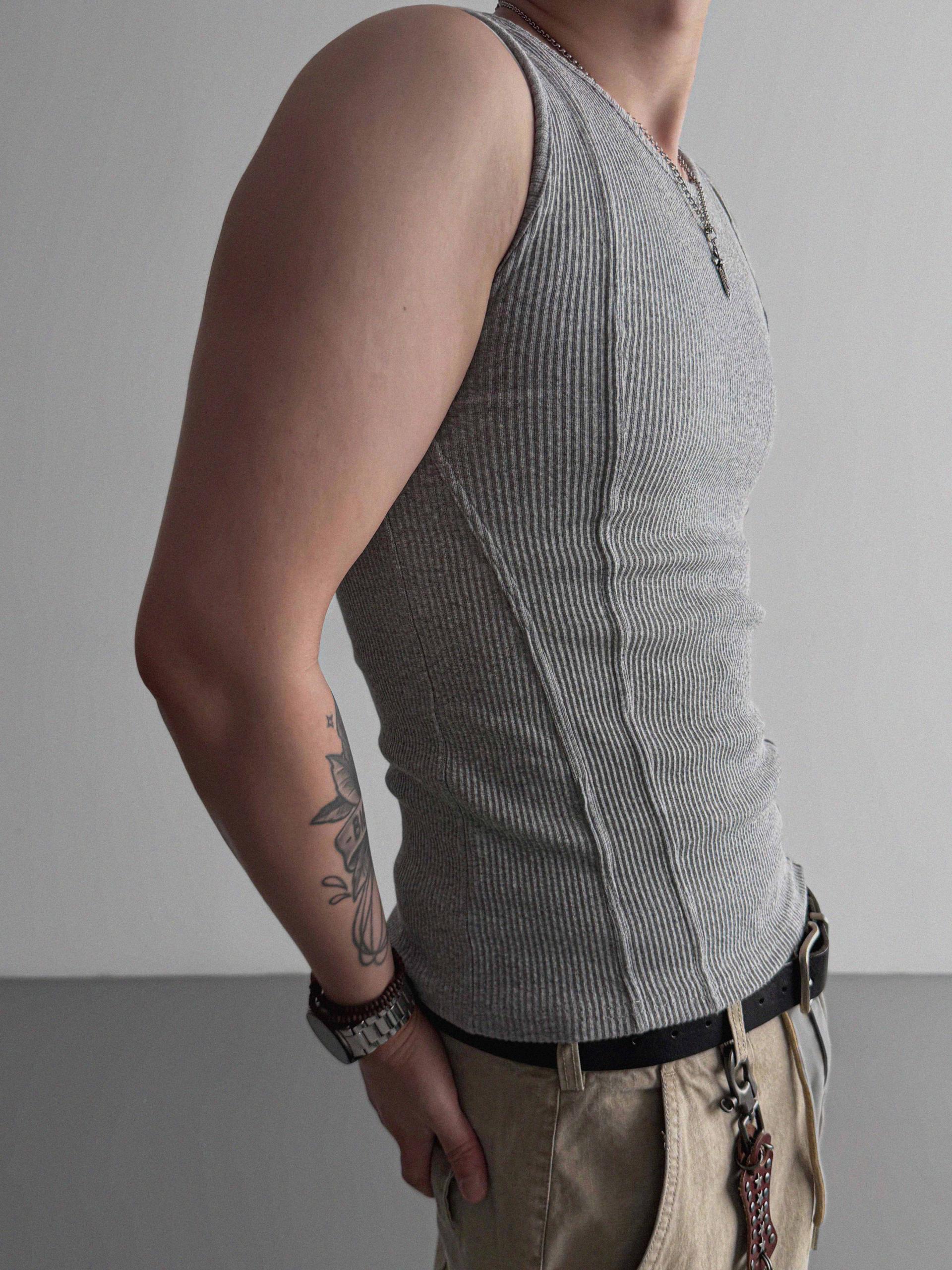 Incision ribbed slim sleeveless