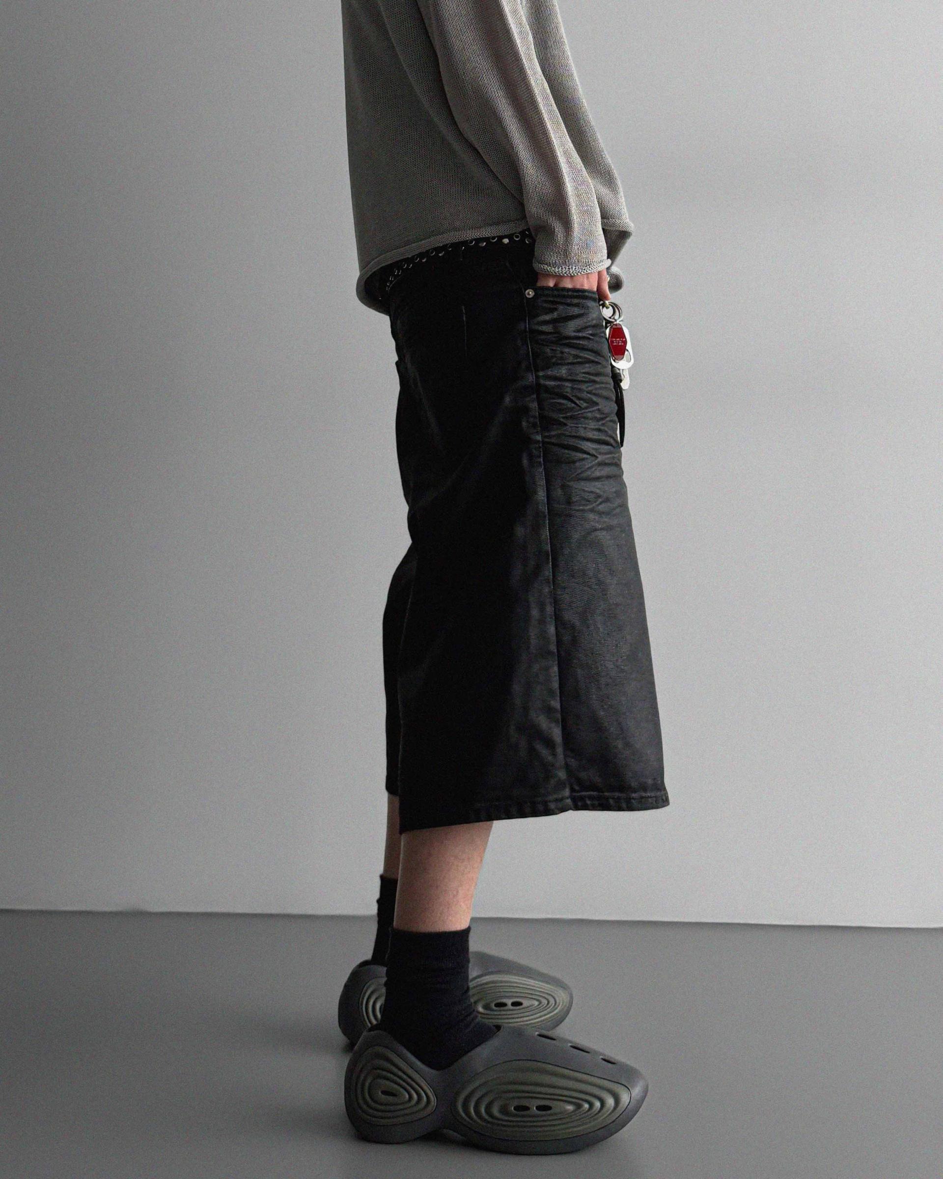Embo-coated bermuda pants