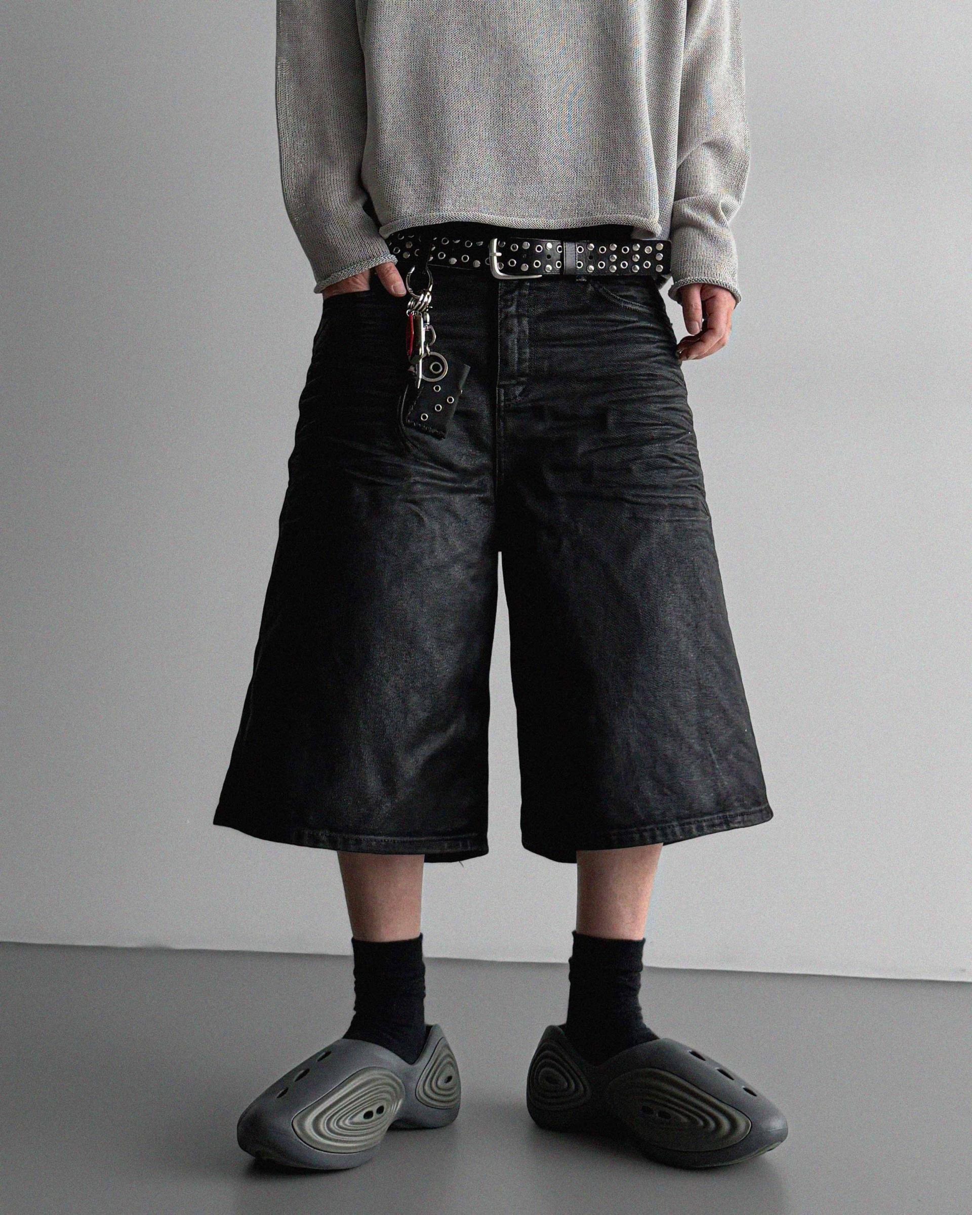 Embo-coated bermuda pants