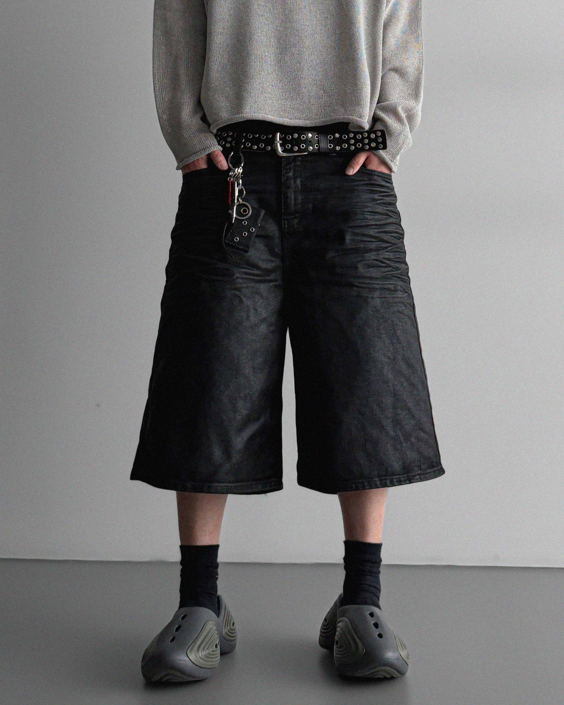 Embo-coated bermuda pants