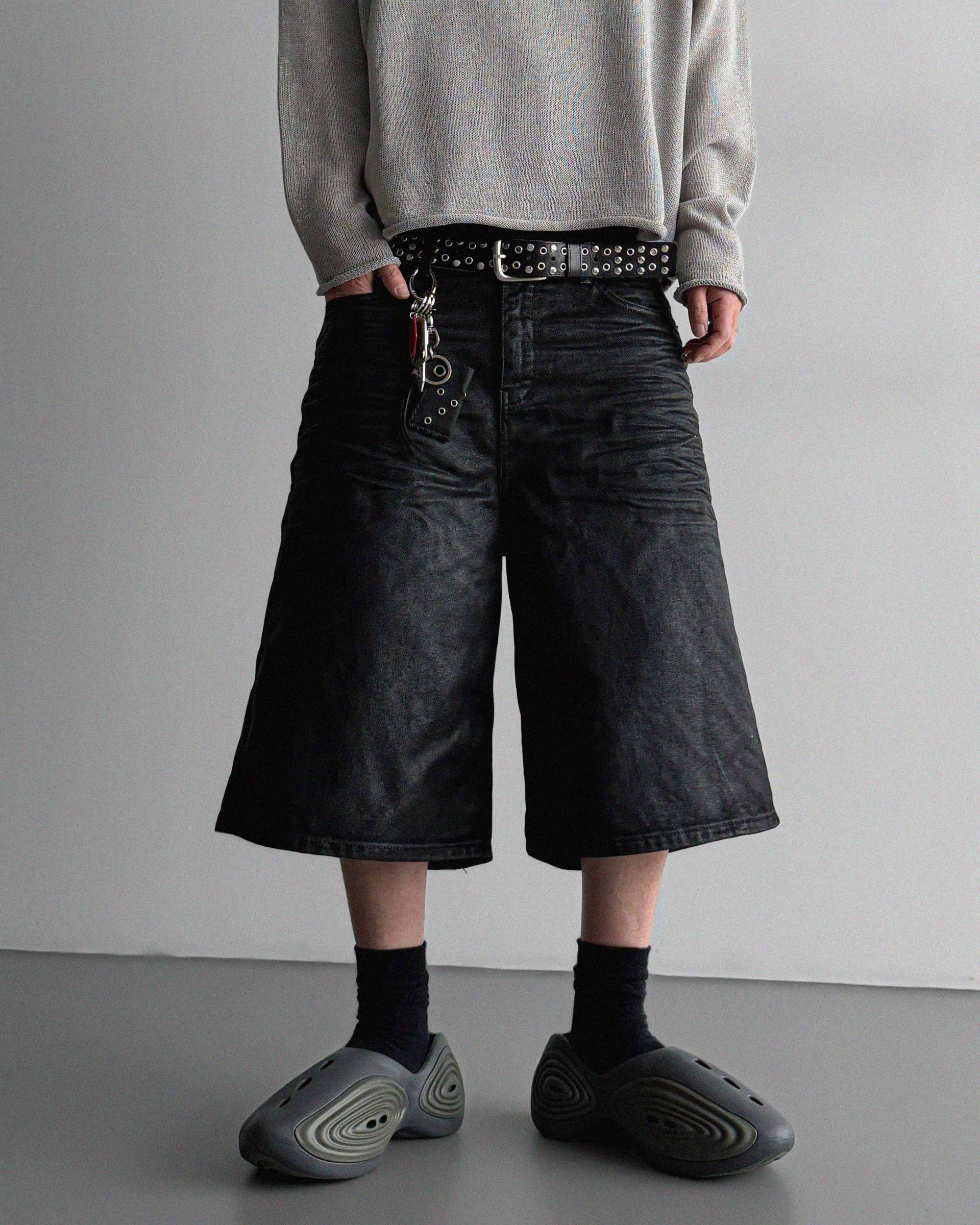 Embo-coated bermuda pants
