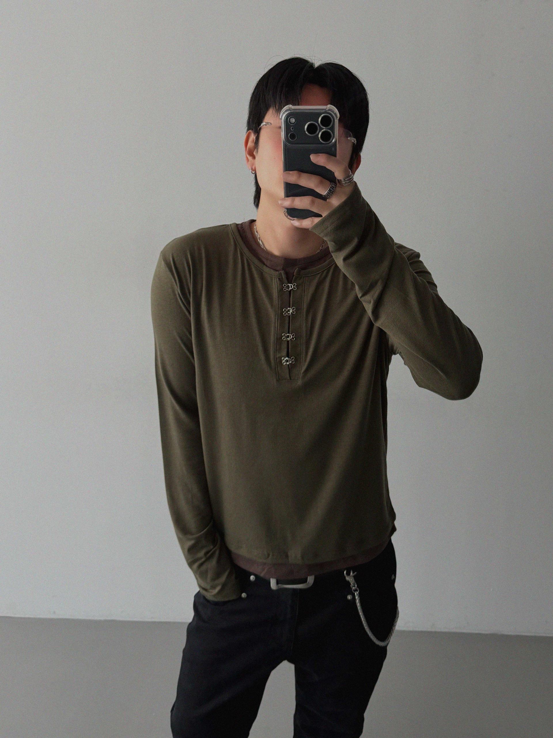 Buckle henley neck layered crop t