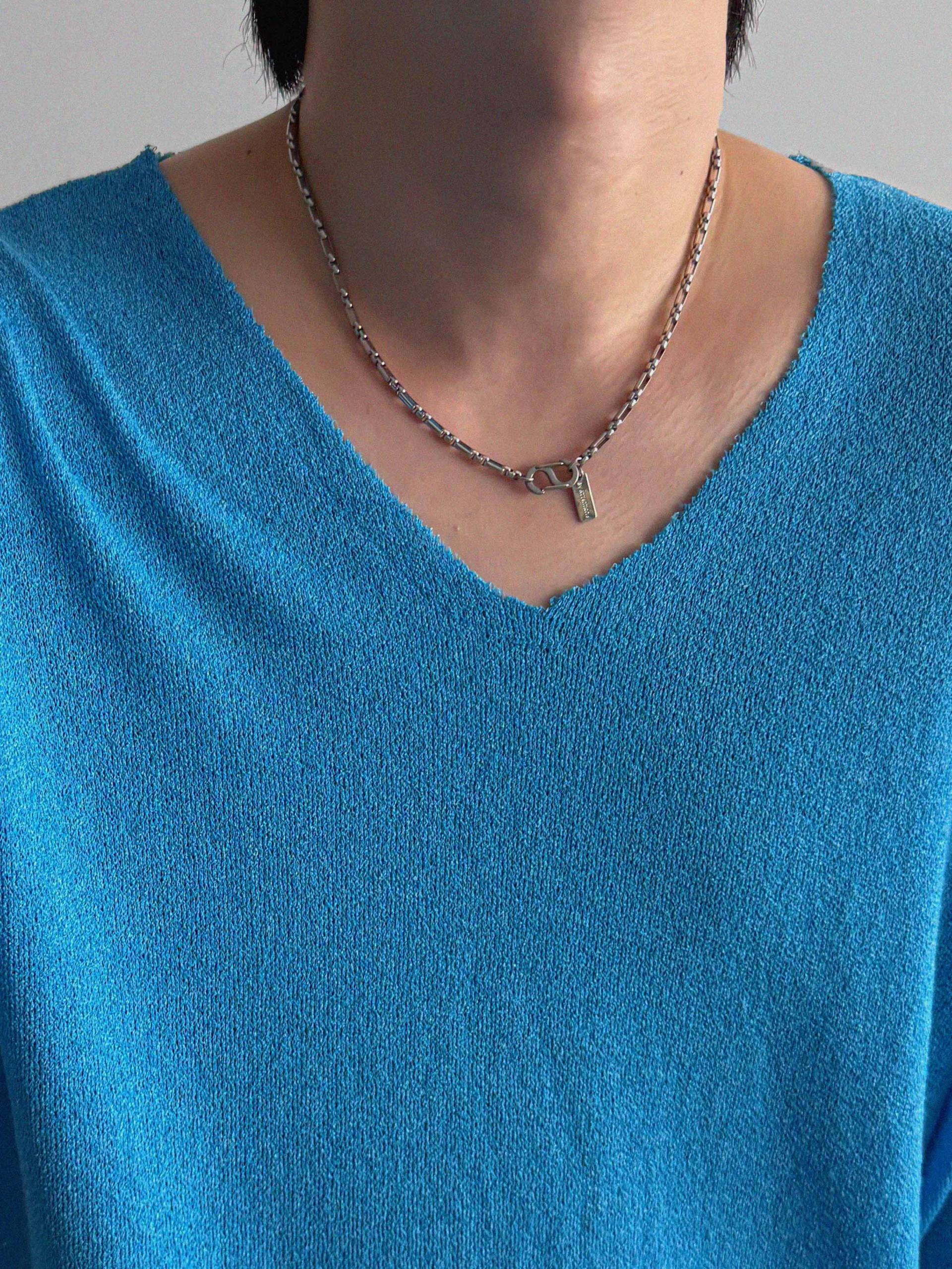 Linen v neck cut out knit