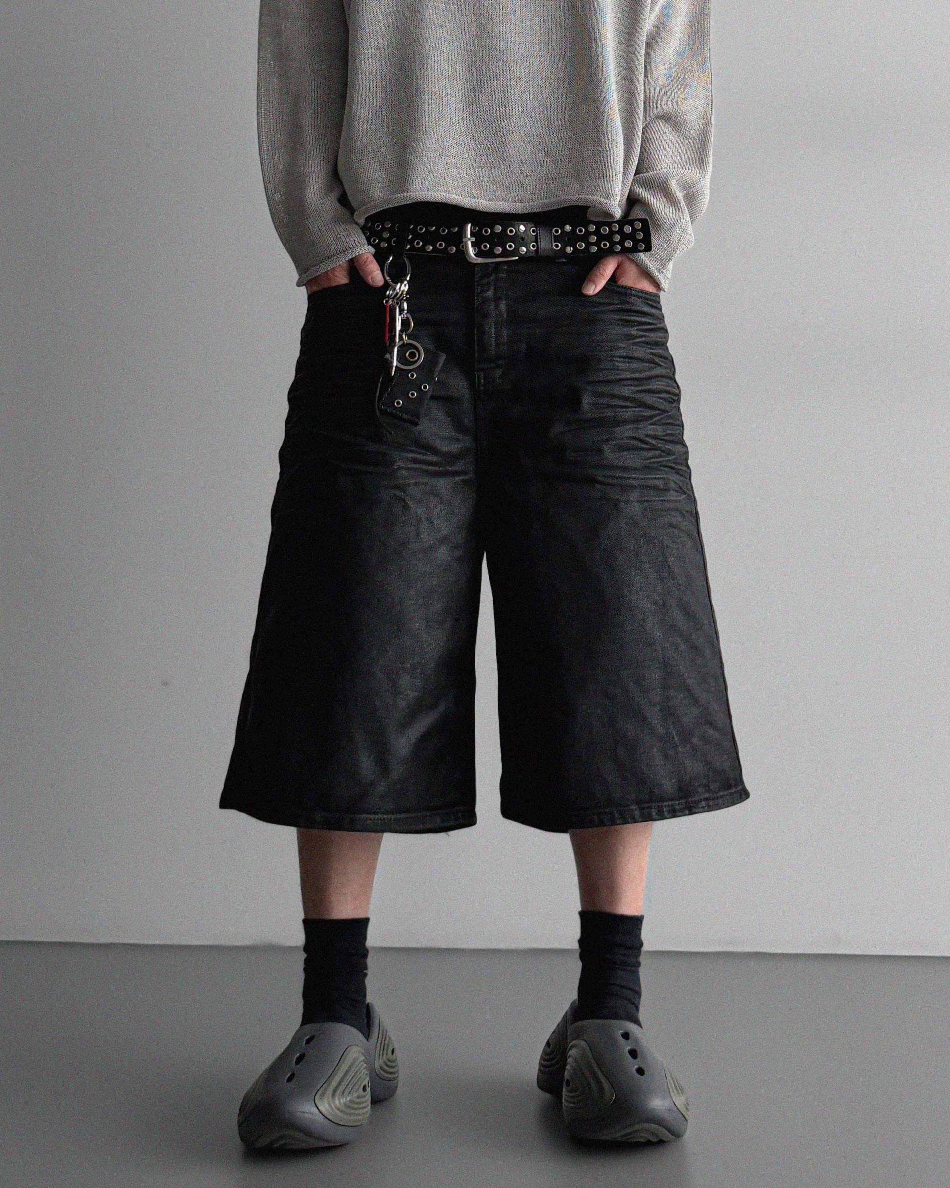 Embo-coated bermuda pants
