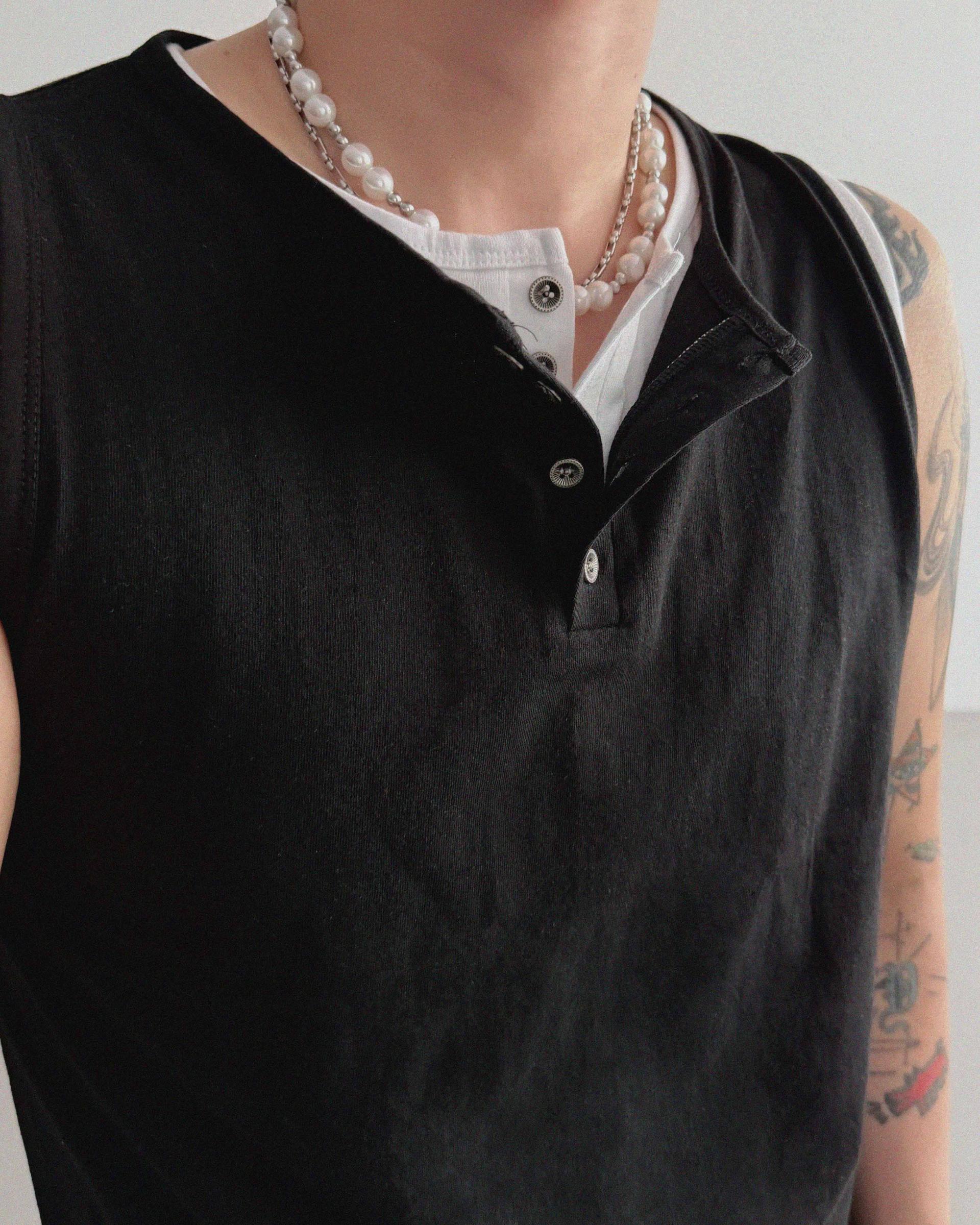 Steel button henry neck crop sleeveless