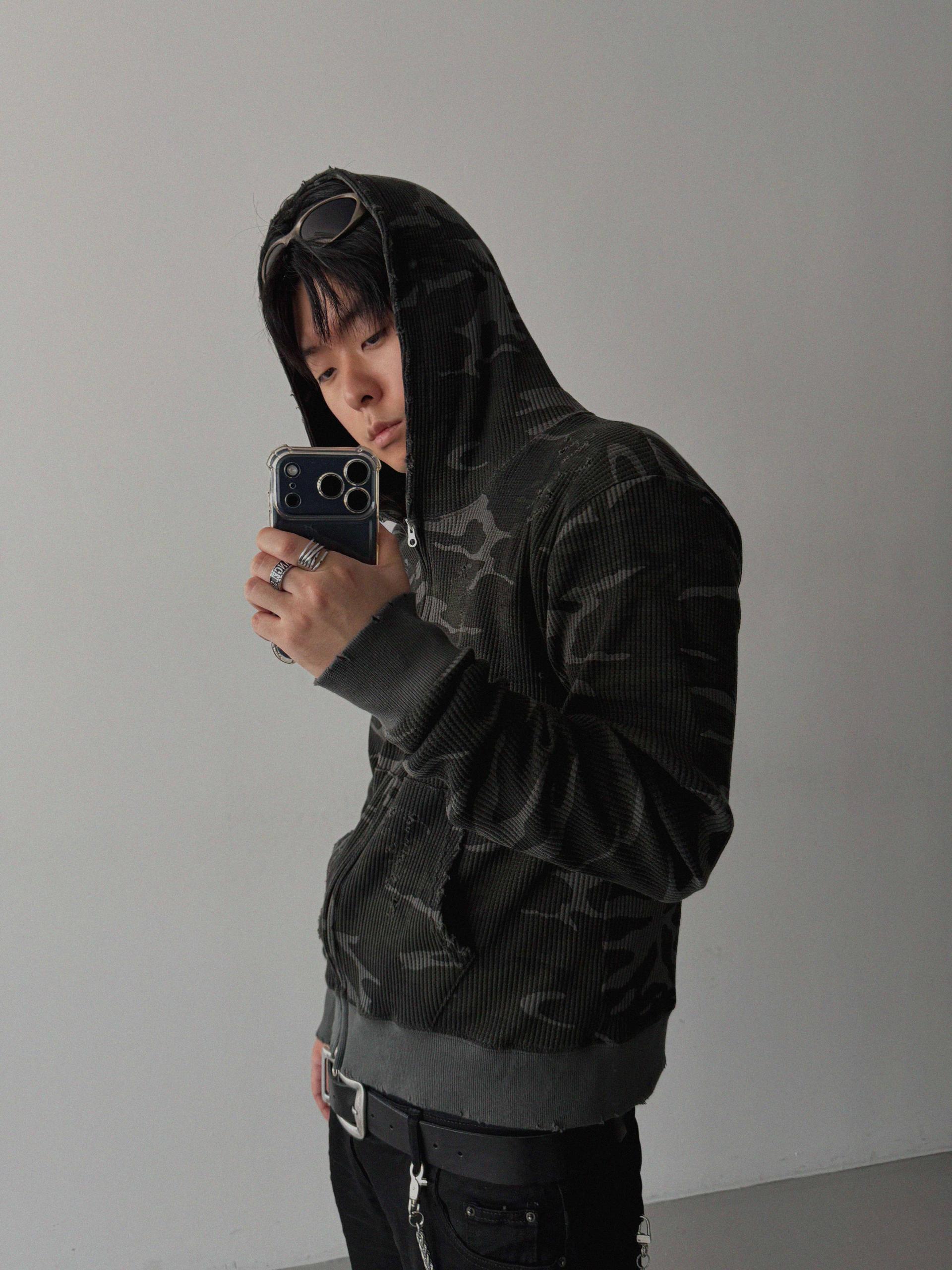 Destroyed camo crop hood zip-up