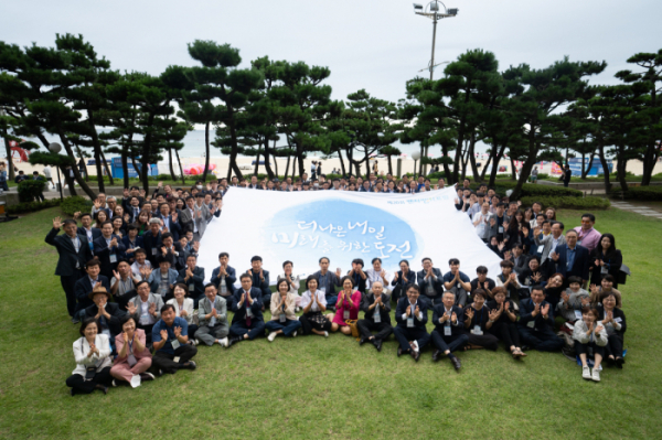▲제20회 벤처썸머포럼 참석자들이 24일 행사장 인근에서 성공적인 포럼 개최를 기원하며 기념촬영을 하고 있다. (사진제공=벤처기업협회)