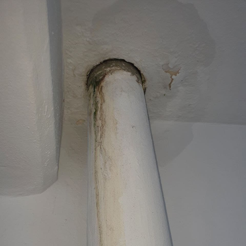 아파트 배수구 냄새와 물 누수를 해결하는 방법