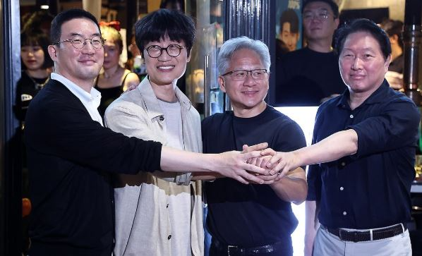 젠슨 황 엔비디아 최고경영자(CEO)가 5일 서울 마포구 홍대 인근 삼겹살 음식점 '형님 저요'에서 최태원 SK그룹 회장, 구광모 LG그룹 회장, 이해진 네이버 의장과 '삼소(삼겹살·소주) 회동’을 하며 포즈를 취하고 있다. [출처=연합]