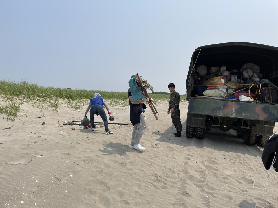 공군 제20 전투비행단 웅천파견대에서 지원한 차량에 수거된 해양쓰레기를 싣는 모습