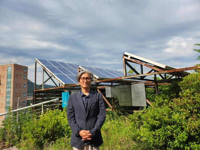 박현철 햇빛발전협동조합 이사장이 서울 종로구 서울환경연합 건물 옥상에 있는 태양광 발전 설비 앞에서 사진을 찍고 있다. 송주용 기자