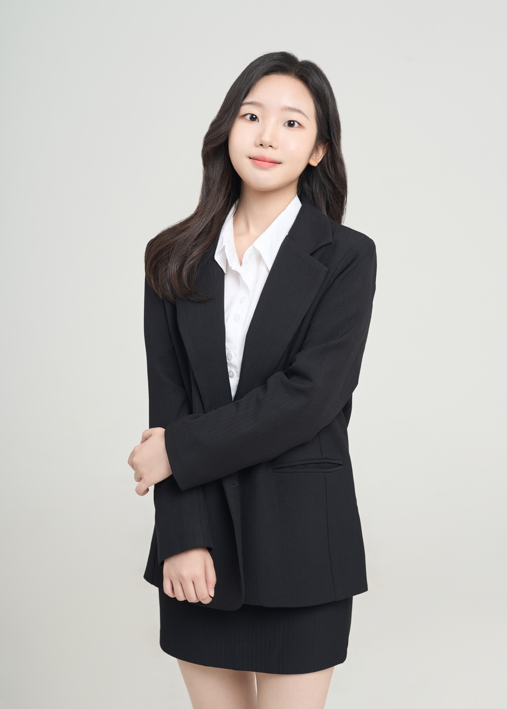 의류, 사람, 인간의 얼굴, 코트이(가) 표시된 사진
자동 생성된 설명