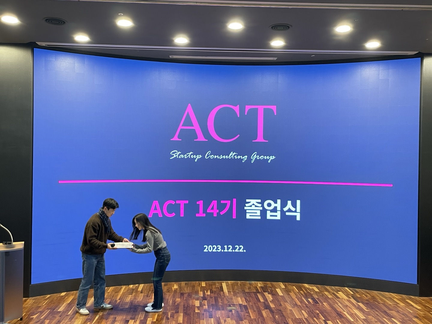 텍스트, 의류, 신발류, 실내이(가) 표시된 사진
자동 생성된 설명