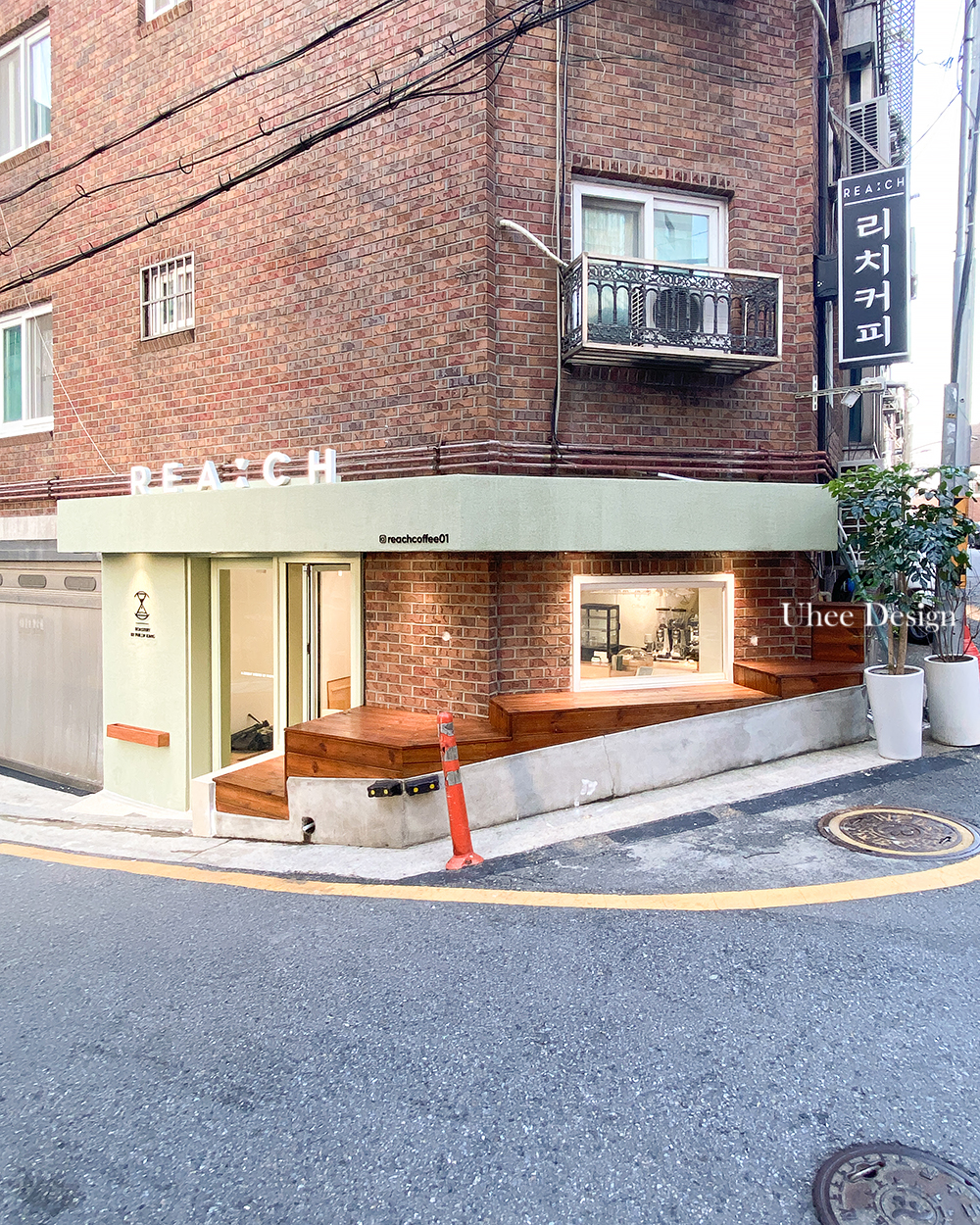 감성적인 카페 입구 – 고객이 머물고 싶은 우드 벤치 디자인