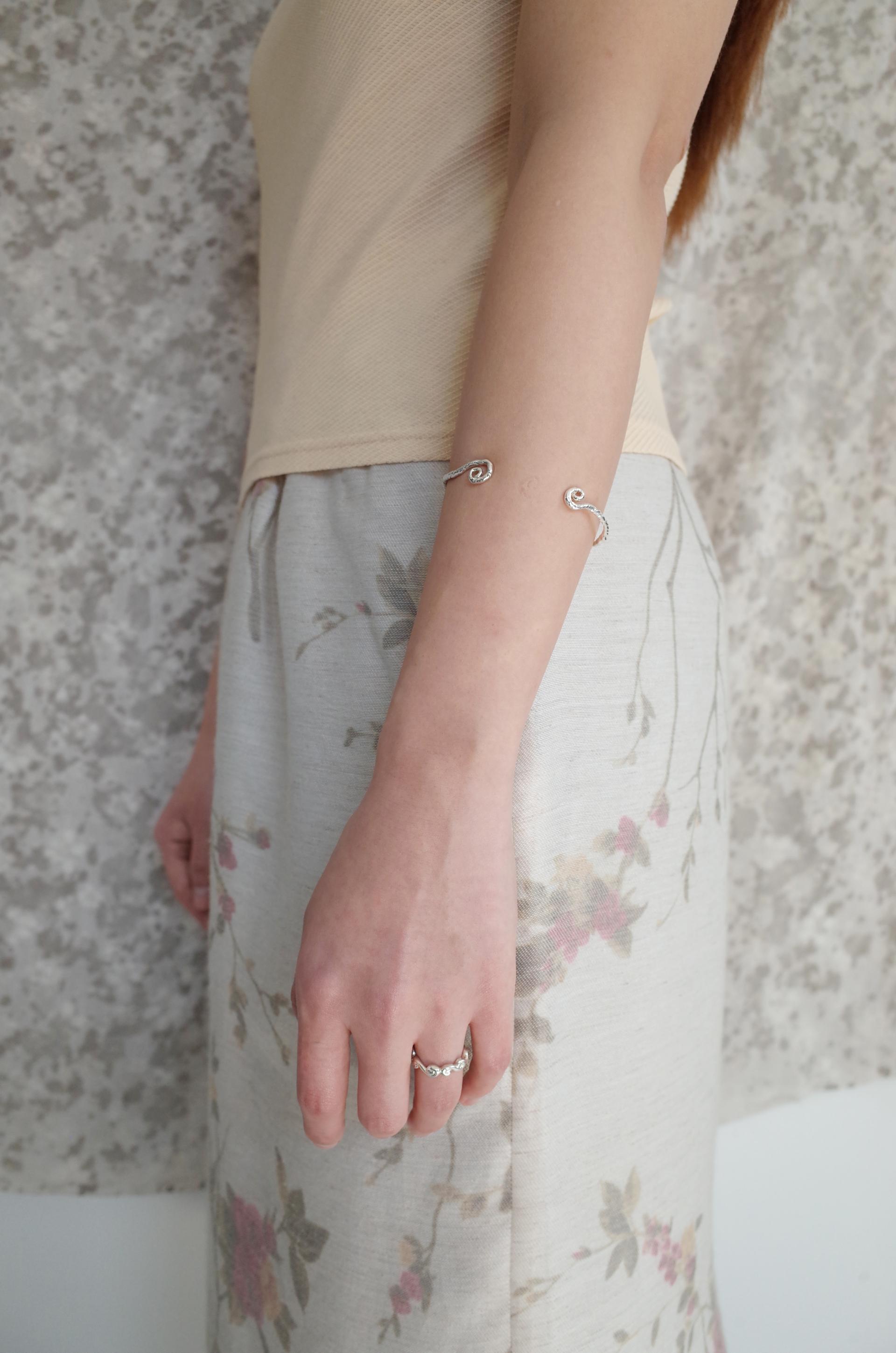 Tide whisper bangle