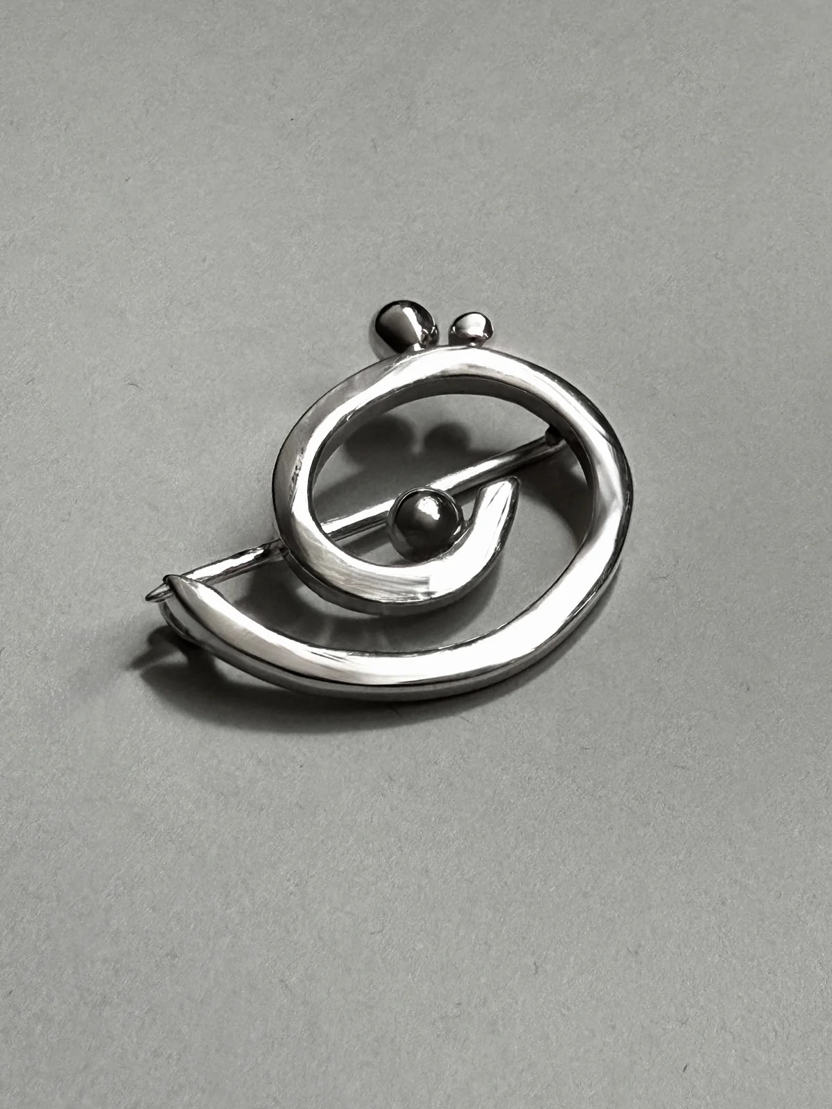 Órbita brooch