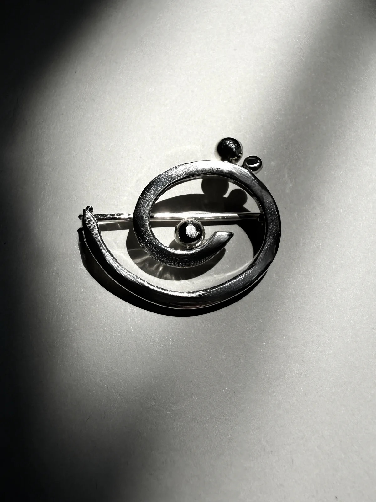 Órbita brooch