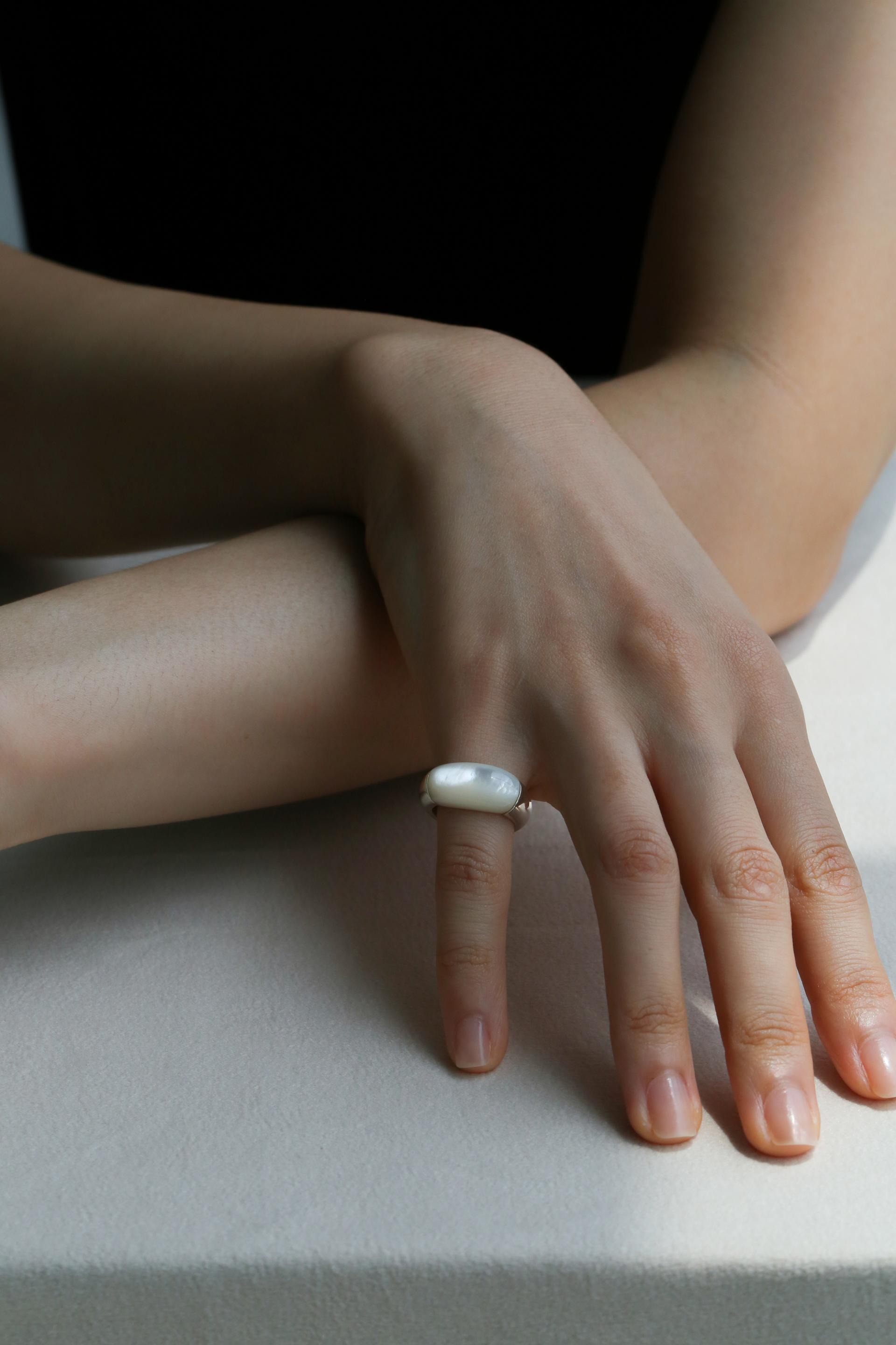 Bold Pebble Ring · Mother of Pearl