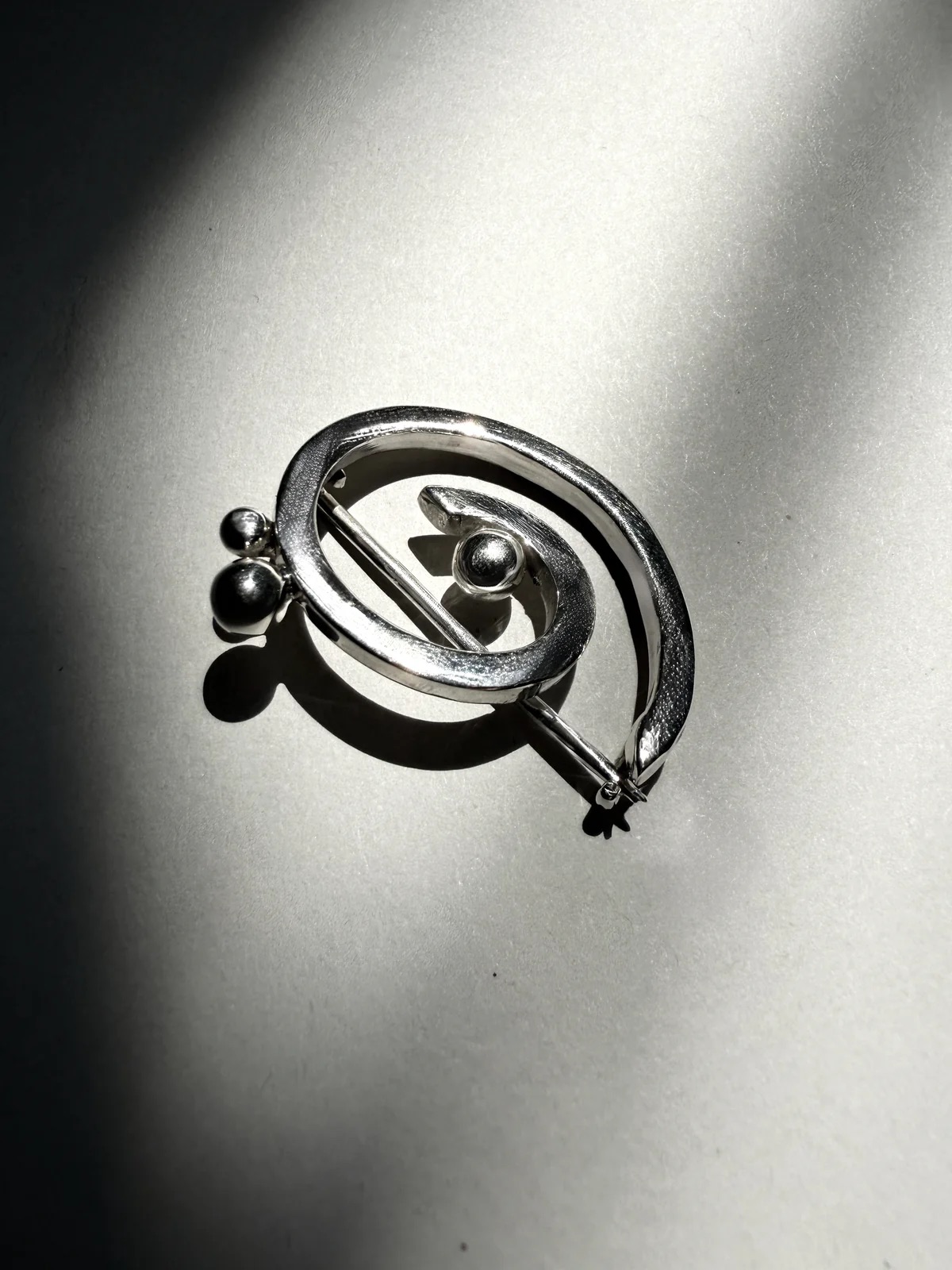 Órbita brooch