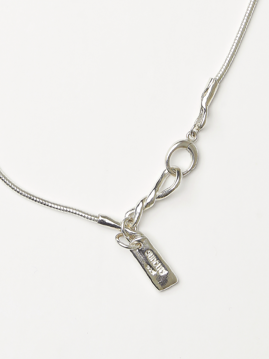 Twisted link necklace