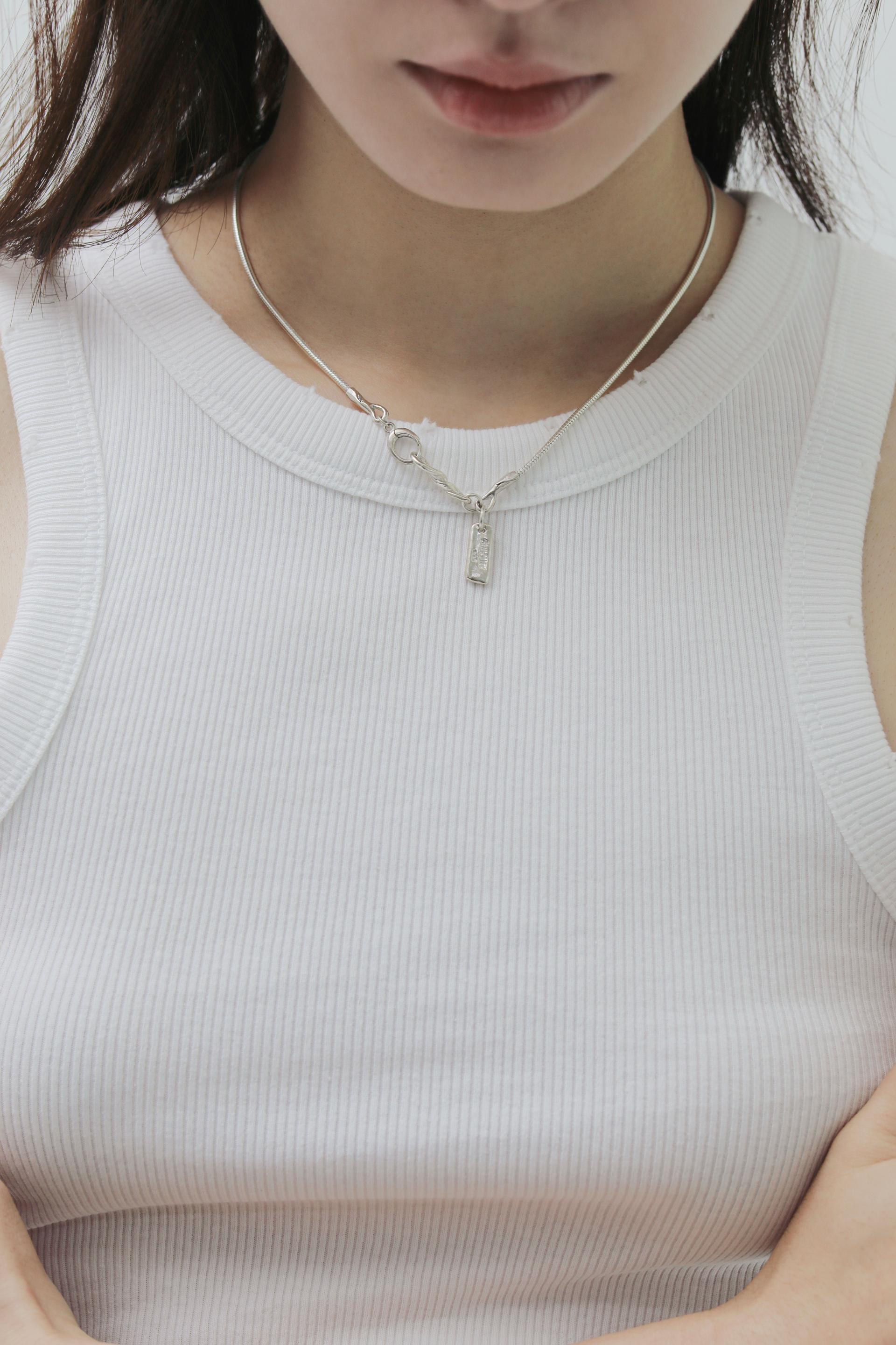 Twisted link necklace