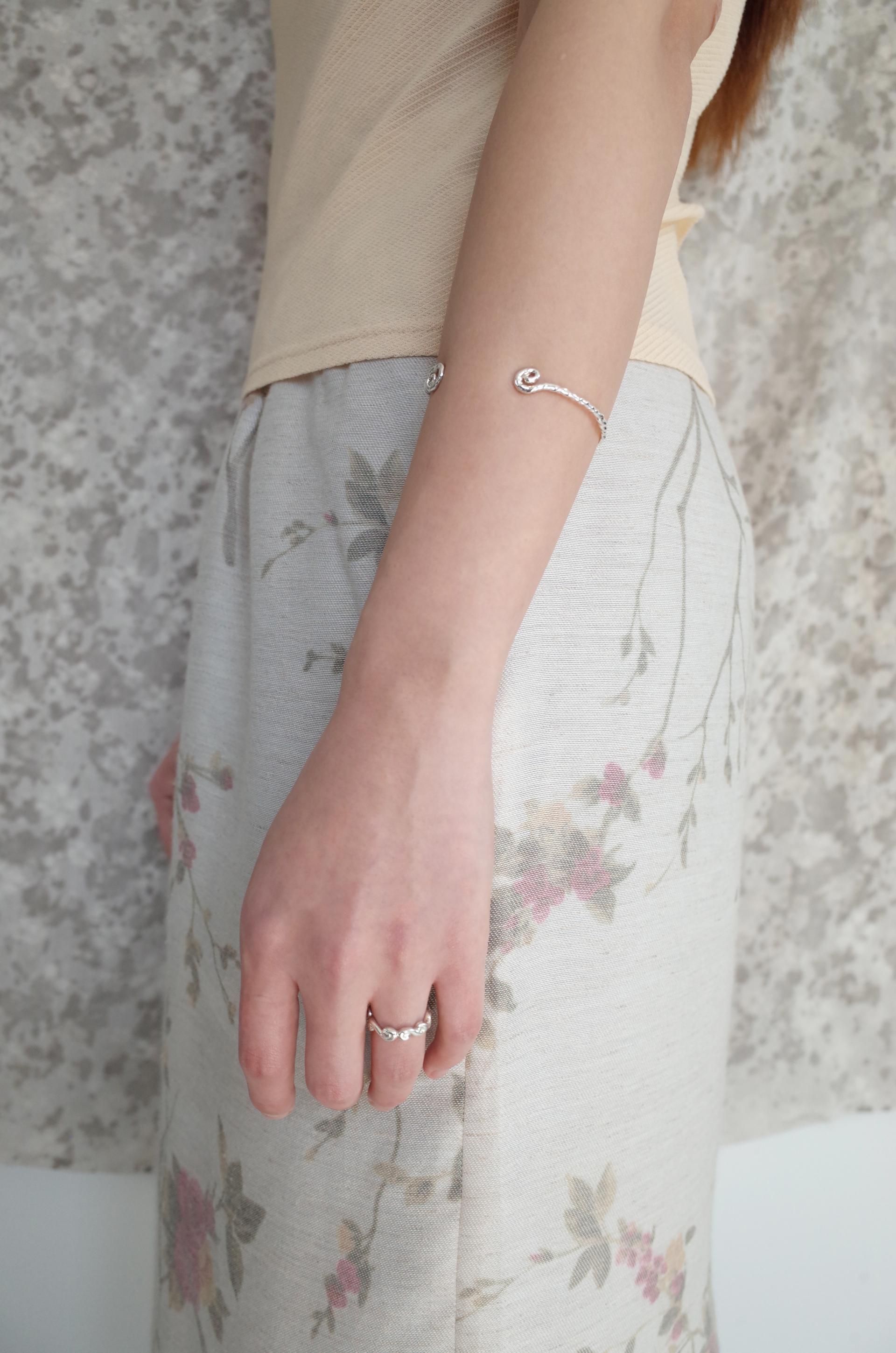 Tide whisper bangle