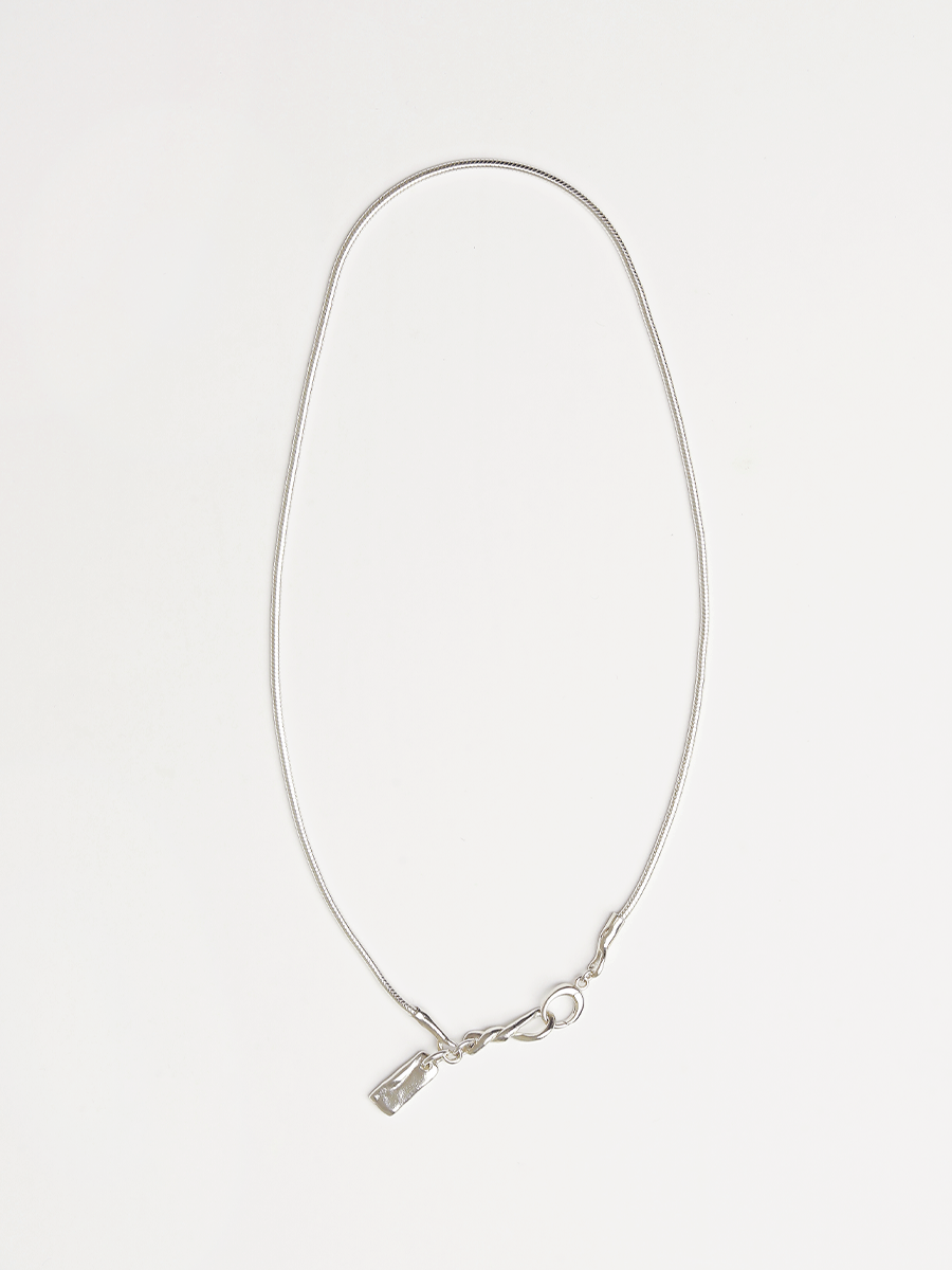 Twisted link necklace