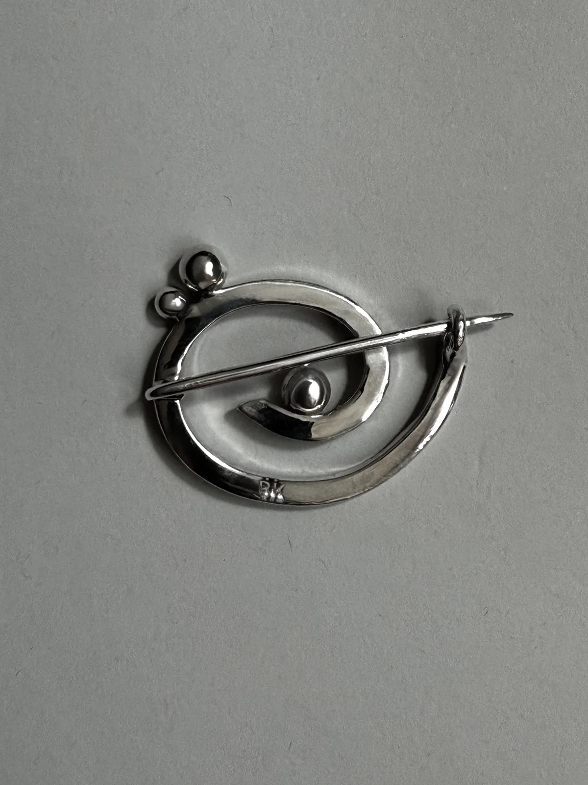 Órbita brooch