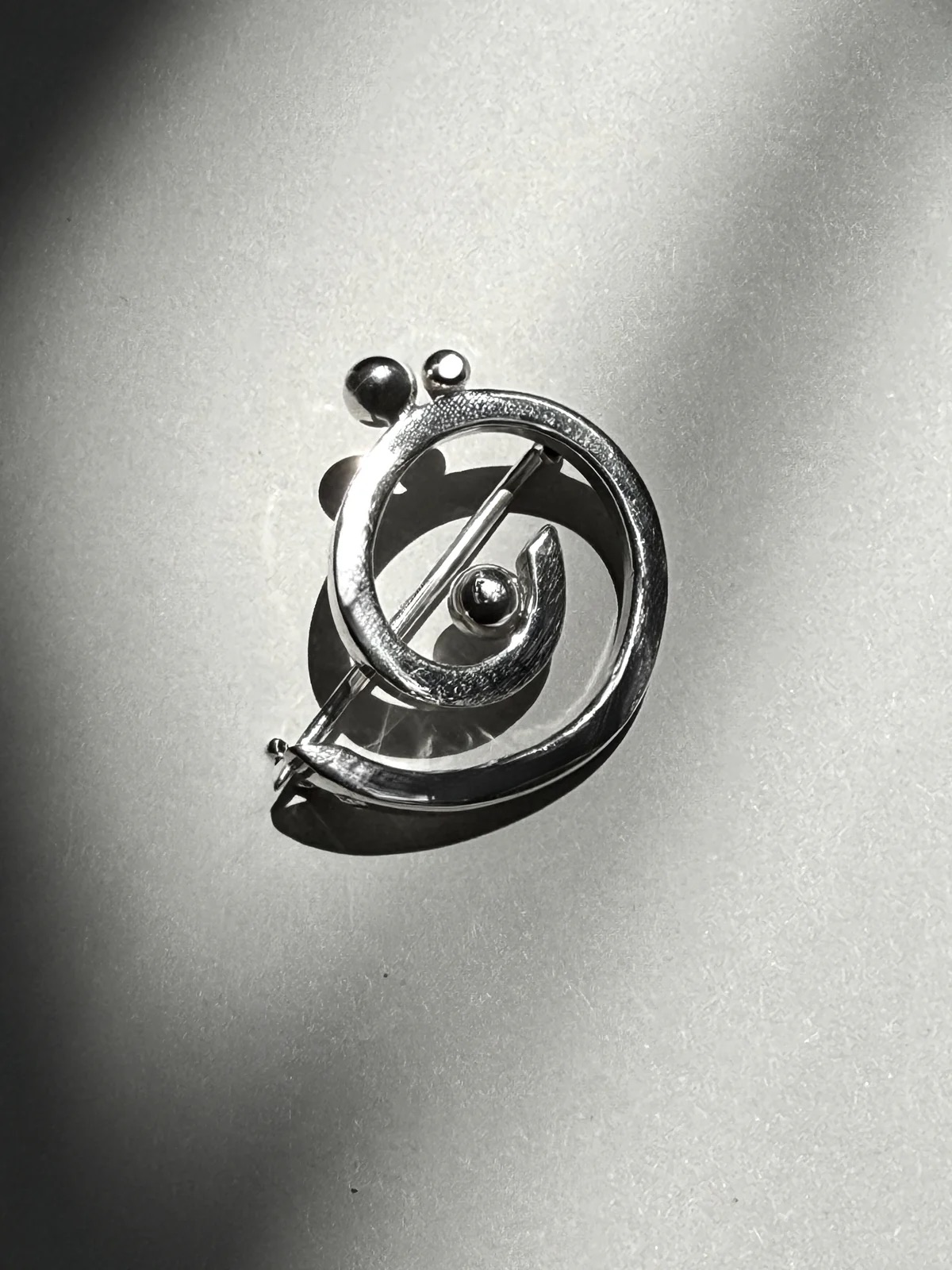 Órbita brooch