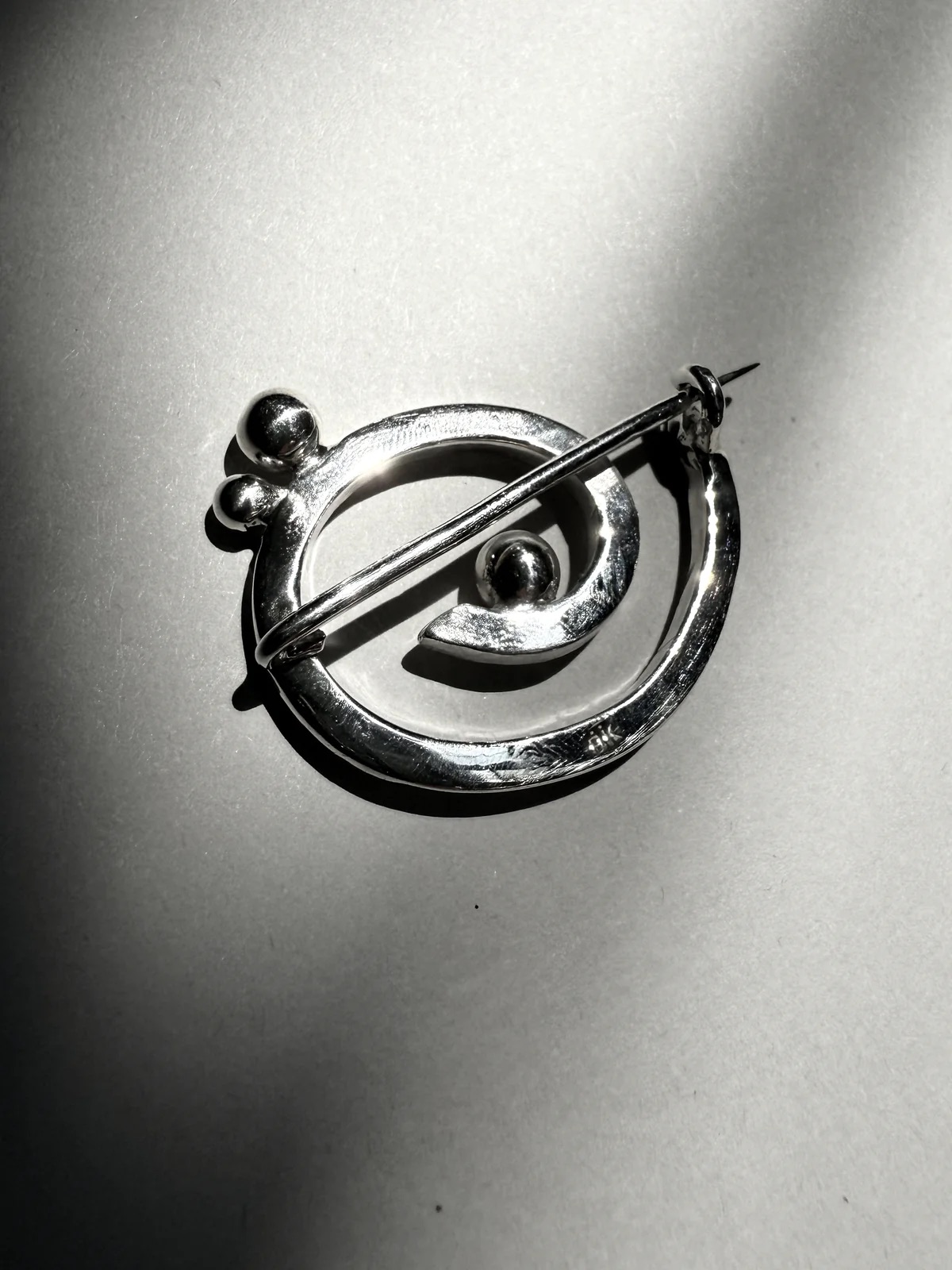 Órbita brooch