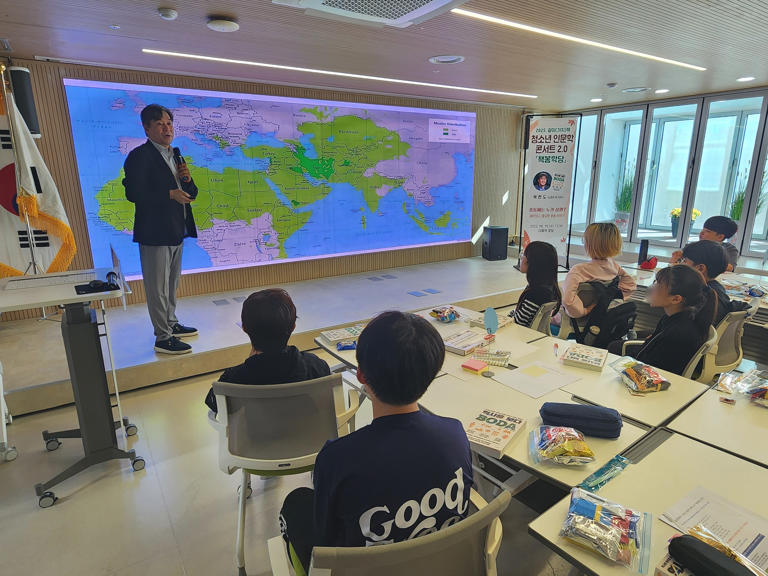 박현도 서강대 유로메나연구소 연구교수가 15일 충북교육도서관에서 ‘중동에는 누가 살까’를 주제로 강의하고 있다. 충북교육도서관 제공